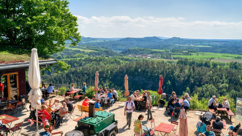 Die Biergärten sind offen, wie hier an der Brand-Baude bei Hohnstein im Elbsandsteingebirge. Sachsens Brauer wollen nach zwei Dürrejahren wieder Wachstum.
