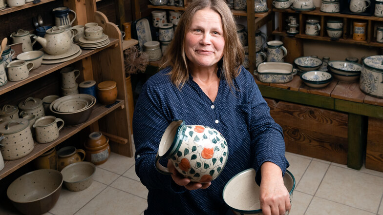 Töpferin Karla Grziwa im kleinen Verkaufsraum ihrer Werkstatt. Keramik mit dem Apfelmotiv begleitet sie von Anfang an, seitdem sie im Sommer 2013 in Burkau ihren eigenen Betrieb gründete.