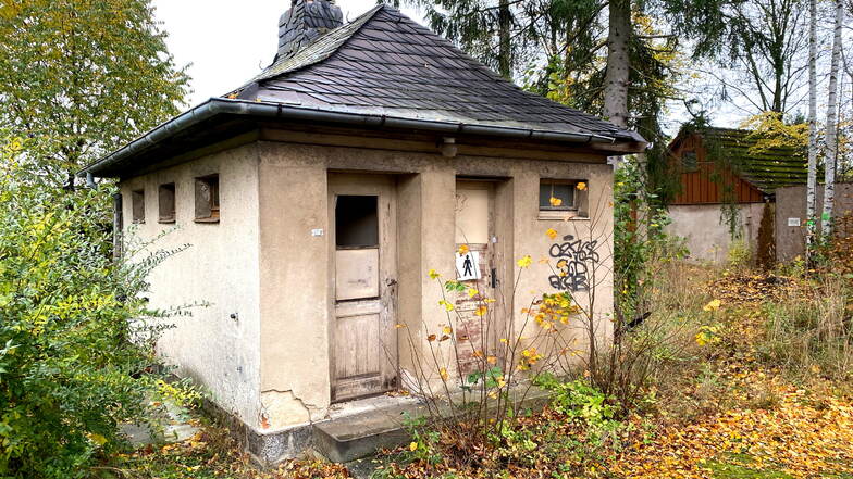 Noch in diesem Jahr verschwindet das Toilettenhäuschen am Bahnhof Mittelherwigsdorf. Bis Jahresende soll es abgerissen werden.