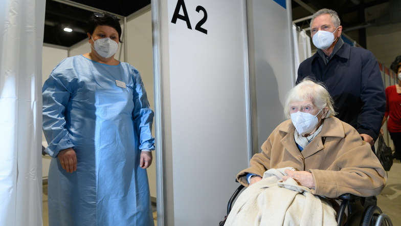 Die 93-jährige Felizitas Diestel aus Dresden wird im Impfzentrum in der Sachsen Arena im Rollstuhl zum Impfen gegen Corona geschoben.