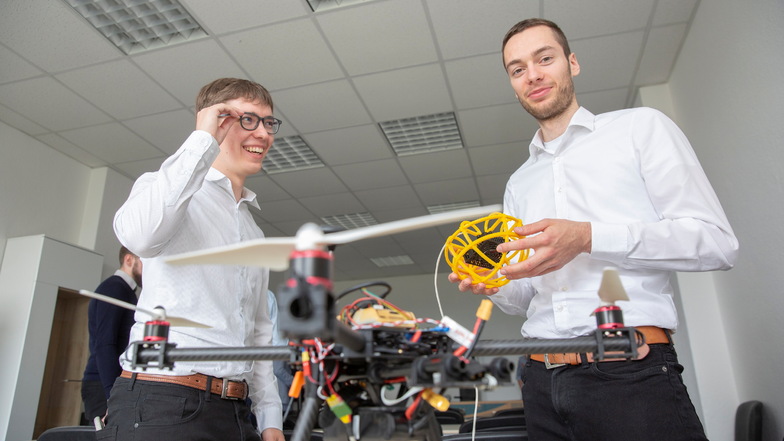 Florian Helm (l.) und Frederic Braun befassen sich mit aktuellen Entwicklungen der Drohnentechnologie für autonomes Fliegen. Florian Helm studierte Elektrotechnik an der TU Dresden und beschäftigte sich in seiner Diplomarbeit mit Einsatzgebieten für Drohn