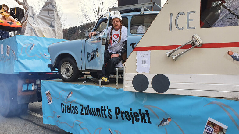 Fließender Übergang vom Trabi zum ICE. Karnevalszene mit Greta Thunberg in Bad Schandau.