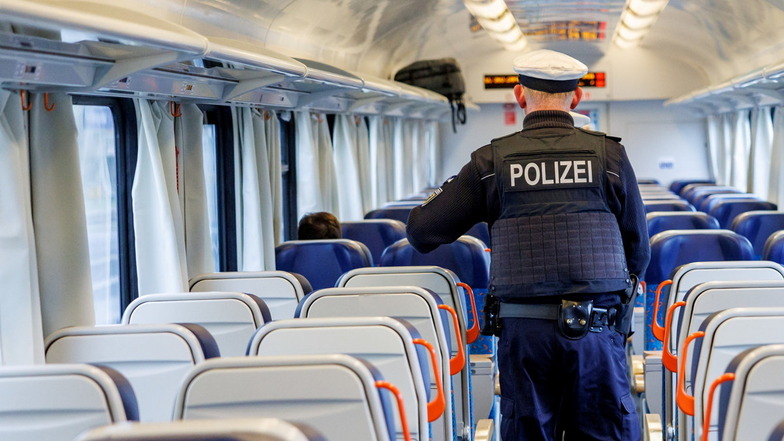 Bundespolizisten kontrollieren an der tschechischen Grenze einen Zug nach Deutschland.