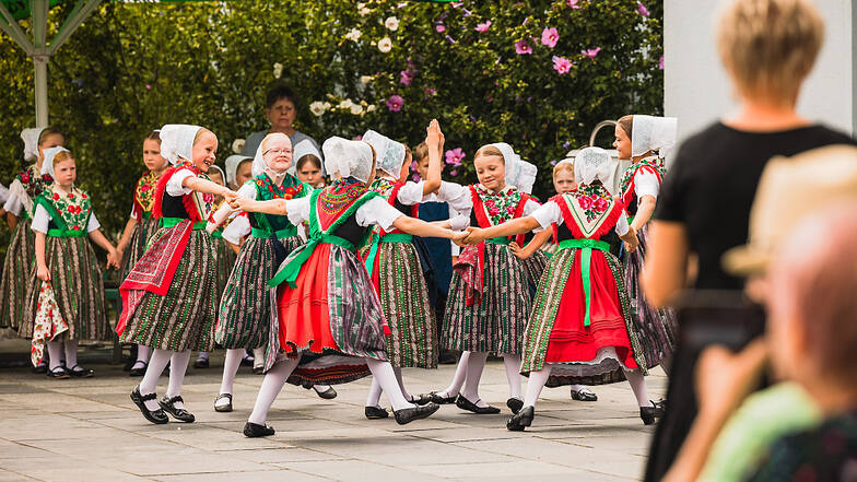 Bei den Deutsch-Sorbischen Dorffestspielen in Bröthen-Michalken stehen Darbietungen und Tänze der verschiedensten Formationen im Mittelpunkt. Und Tanzen macht Spaß, wie man sieht.