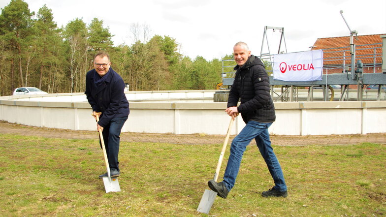 Freude bei Bürgermeister Heiko Driesnack (l.) und AZV-Geschäftsstellenleiter Lars Mögel: Mit dem ersten Spatenstich begann jetzt die Erweiterung und Modernisierung der Kläranlage in Königsbrück.