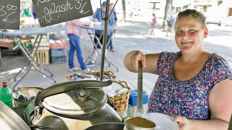 Katharina Menzel arbeitet als Köchin noch mal unter verschärften Bedingungen. Mit ihrer Gulaschkanone voll heißer Suppen ist sie jeden Dienstag auf dem Nieskyer Markt – und jeden Mittwoch auf dem Görlitzer Wochenmarkt. „Ich fange früh um vier Uhr mit dem