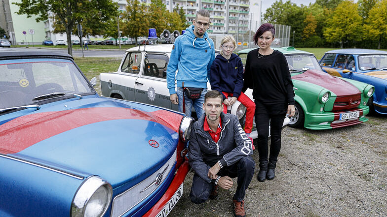 Familie im Trabi-Fieber: Daniel Himpel (vorne), seine Frau Christiane Himpel, ihre Tochter Lina und Mario Himpel (links).
