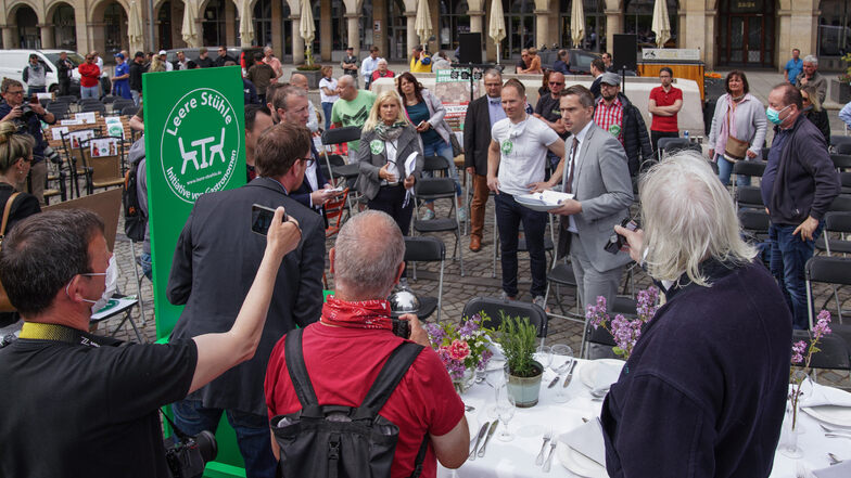 Sachsens Wirtschaftsminister Martin Dulig nahm auf dem Altmarkt eine Liste mit Forderungen der Gastronomen, Hoteliers und Veranstalter entgegen. Sie übergaben ihm auch ihr Konzept für die coronasichere Bewirtschaftung von Biergärten und Terrassen.