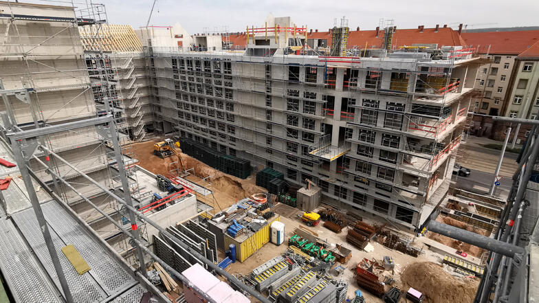 Der Gebäudekomplex wird aufgrund des knappen Platzes in Etappen gebaut. Zuletzt wird der Teil gebaut, wo ganz rechts im Bild noch keine Etage steht.