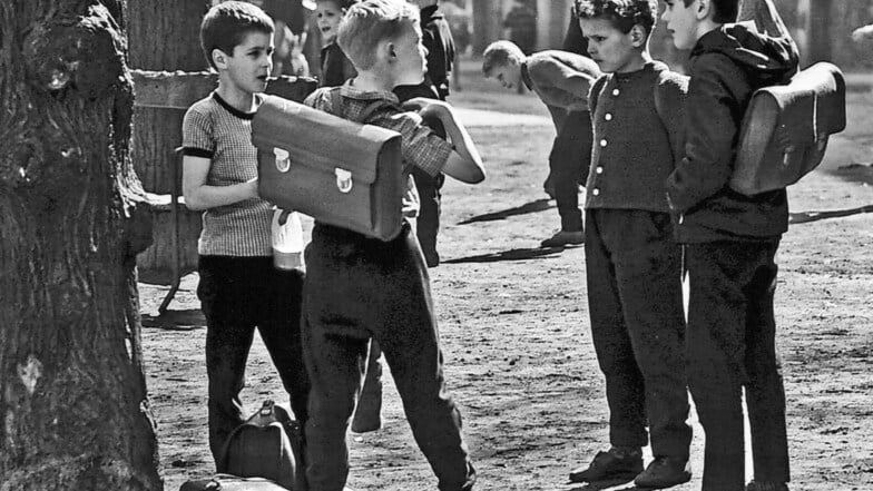 Über viele Jahrzehnte tummelten sich die Schüler vor und nach dem Unterricht auf dem Fischmarktgelände gegenüber der Schule, hier ein Bild von 1968.