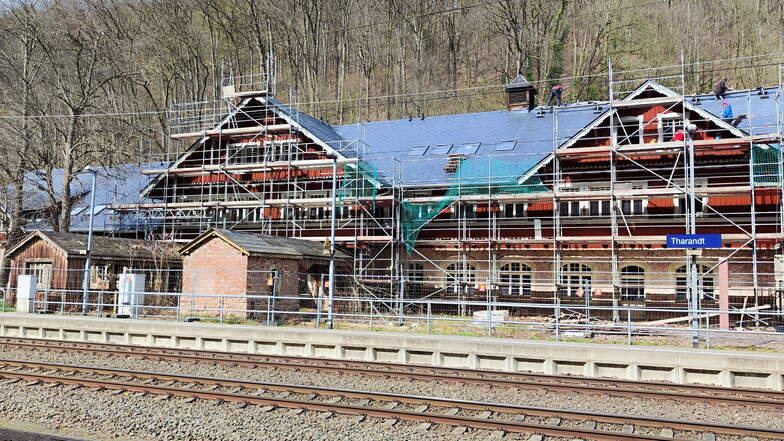 Endlich dicht: Die Dachdeckerarbeiten am historischen Bahnhofsgebäude in Tharandt sind bald fertig.