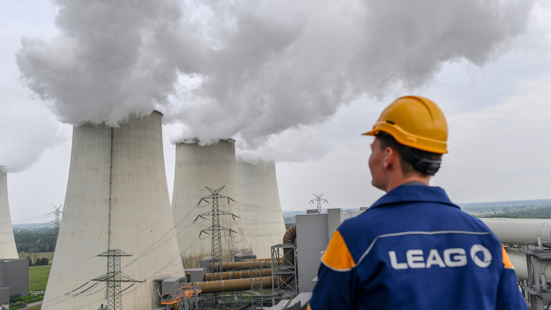 Ein Mitarbeiter des Braunkohlekraftwerks Jänschwalde der Lausitz Energie Bergbau AG (Leag). Die Firma will in Schwarze Pumpe einen riesigen Stromspeicher bauen.
