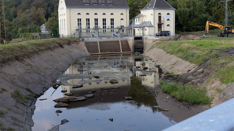 Die Betonwände an der Wasserkraftanlage der enviaTherm im Ortsteil Scheergrund sind löchrig und müssen repariert werden.