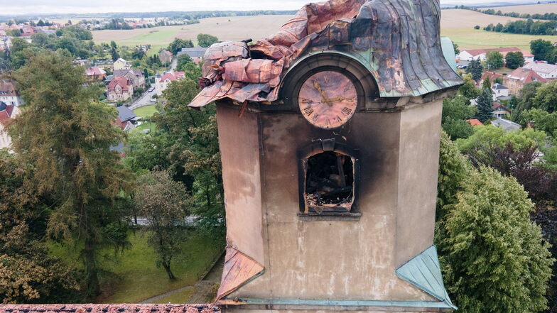 Die Stadtkirche Großröhrsdorf wurde bei einem Brand in der Nacht zum 4. August weitgehend zerstört. Bei einem Benefizkonzert am Sonntag werden Spenden gesammelt.