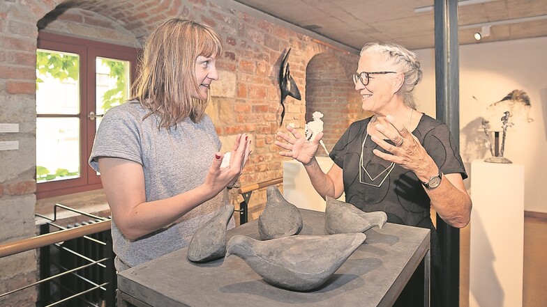 Die Kuratorinnen Christiane Stoebe (r.) und Marketa Vinglerova diskutieren über die Steinguss-Plastik „Vier Ansichten auf eine Taube“ des tschechischen Künstlers Jan Haublet.