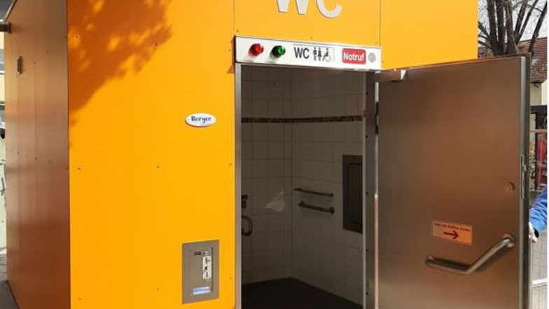 Diese neue Toilette steht jetzt auf dem Kamenzer Macherplatz.