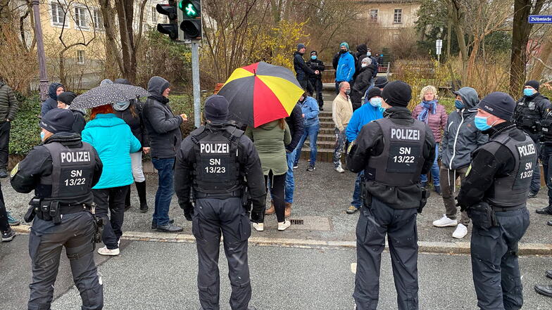 Auch am Ostermontag standen sich Polizisten und "Spaziergänger" am Zittauer Stadtring gegenüber.