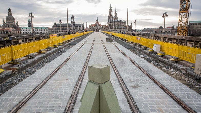 Sollte längst fertig werden, doch 2022 klappt es bestimmt: Die Augustusbrücke wird endlich keine Baustelle mehr sein.