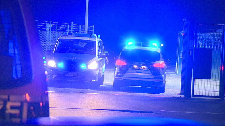 Polizeifahrzeugen passieren ein Tor am Flughafen Weeze: Hier war es an Abend zu einem Zwischenfall gekommen.
