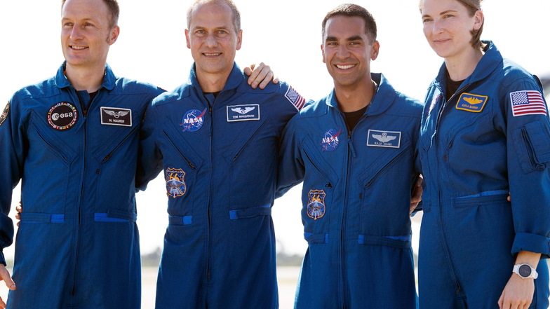 Der deutsche Astronaut Matthias Maurer (l-r) von der Europäischen Weltraumorganisation (ESA) soll gemeinsam mit den NASA-Astronauten Tom Marshburn, Raja Chari und Kayla Barron zur ISS fliegen. Bei einem der Crew-Mitglieder gibt es ein "kleines medizinisch