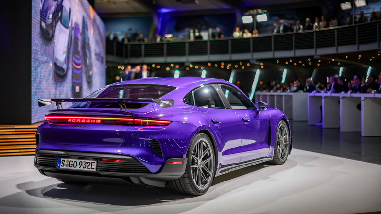 Der neue Porsche Taycan Turbo GT wird im Werk Leipzig der Öffentlichkeit vorgestellt.