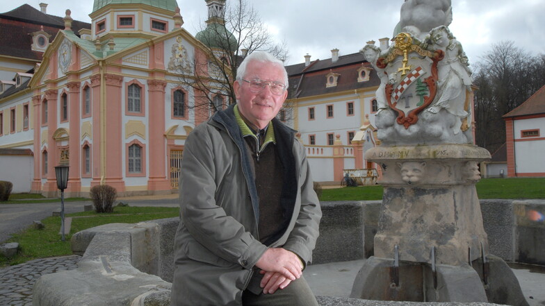 Der Buchautor Gerhard Brendler hier am Dreifaltigkeitsbrunnen im Ostritzer Kloster St. Marienthal, wo auch ein Teil der Geschichte spielt. Er selbst verbrachte hier seine Kindheit.