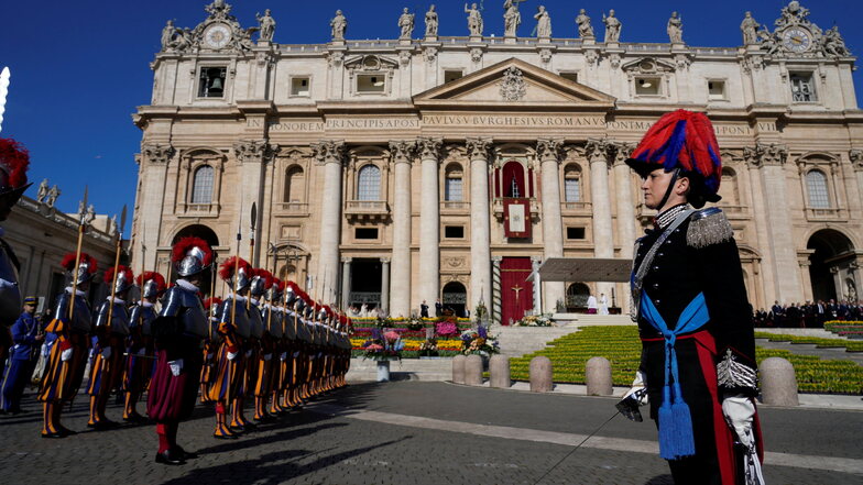 Die Schweizergarde des Vatikans bezieht Stellung auf dem Petersplatz, wo der Papst die Ostermesse feiern wird.