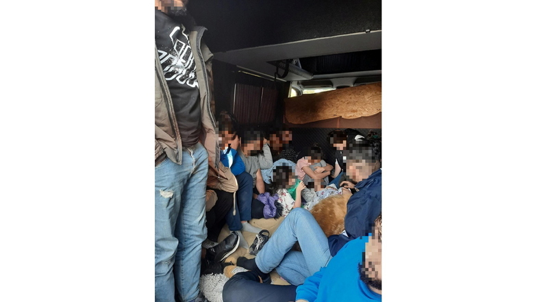 19 Migranten sind im Laderaum dieses Transporters in Zittau entdeckt worden.