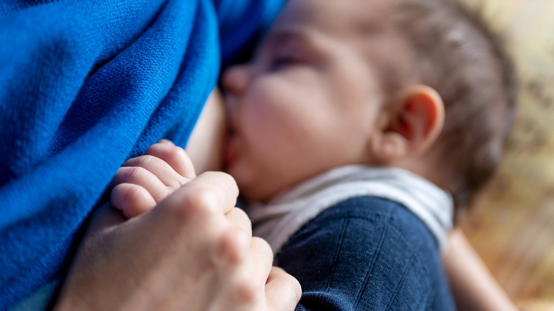 Mit steigenden Omikron-Infektionszahlen wächst auch die Angst vieler stillender Mütter, dass sie im Falle einer Ansteckung das Coronavirus mit der Muttermilch an ihr Baby weitergeben könnten.