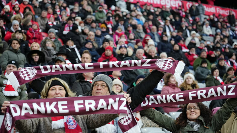 In der Münchner Arena würdigte der FC Bayern im Beisein von Bundespräsident, Kanzler, Weggefährten und rund 30.000 Fans Franz Beckenbauer. Der größte deutsche Fußballer war 7. Januar gestorben.