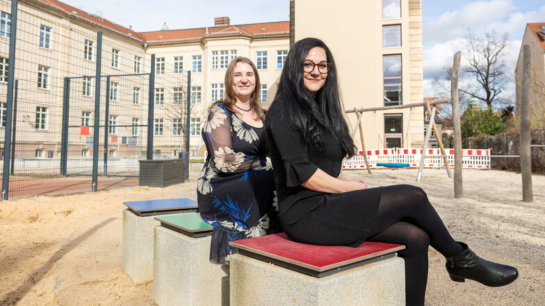 Vier Jahre mussten sie auf diesen Moment warten:  Hortleiterin Anne Simmank (li.) und Schulleiterin Diana Knöbel vor der fertig sanierten Grundschule "Am Friedenspark" in Pirna.