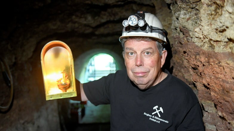 Wieland Büttner vom Bergbau und Hüttenverein Freital führt am Tag des offenen Denkmals wieder Besucher durch die Rösche im Poisental.