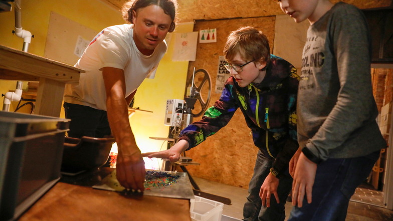 Dominic Kießling (links), Künstler aus Dresden, zeigte in Löbau, wie man mit Materialien experimentieren kann.