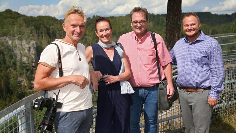 Günter Eberhardt (2.v.r.) mit Alexander Nassal, Thomas Türpe (links) und Hanka Owsian an dem Punkt, wo die Hängebrücke ankommen könnte.