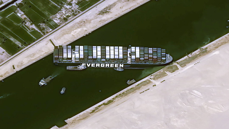 Das am 25.03.2021 veröffentlichte Sattelitenbild zeigt das Frachtschiff MV Ever Given, das im Suezkanal auf Grund gelaufen war.