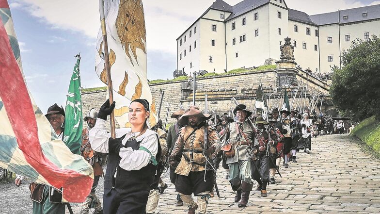 Die Festung im Zeichen des Dreißigjährigen Krieges: Der Truppenaufzug von der Pforte über die Appareille bis zum Paradeplatz brachte am Sonnabend alle Darsteller zusammen.
