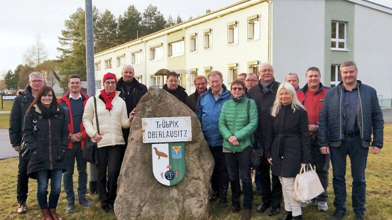 Die Besuchergruppe auf dem Truppenübungsplatz Oberlausitz.