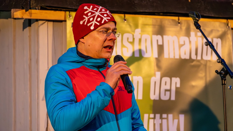 Bei der Bauerndemo im ehemaligen Gefängnishof von Hoheneck stand auch Oberbürgermeister Marcel Schmidt (Freie Wähler) auf der Bühne. Er kann die Kritik an der Wahl des Ortes nicht nachvollziehen.