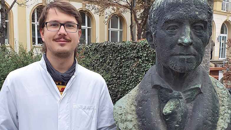 Eric Leitert studiert in Dresden Medizin. Dafür hat er ein Stipendium vom Landkreis erhalten. Zu sehen ist Leitert hier mit einem Denkmal von Carl Gustav Carus, dem Namensgeber der Dresdner Universitätsklinik.