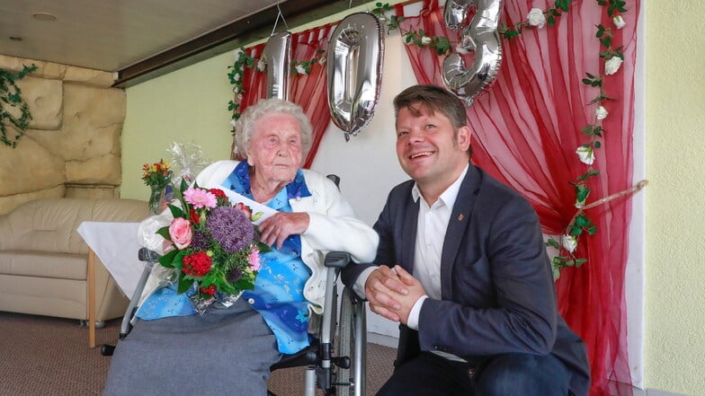 Silvia Riedel in Zittau feierte am Donnerstag ihren 103. Geburtstag. Besuch bekam sie auch von OB Thomas Zenker.