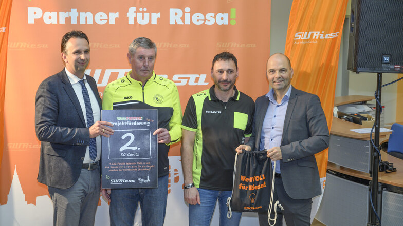 Platz 2 und 1.750 Euro hat sich die  SG Canitz erkämpft, für den Verein nahm Reiko Pöschl (2.v.r.) den Gewinn entgegen.