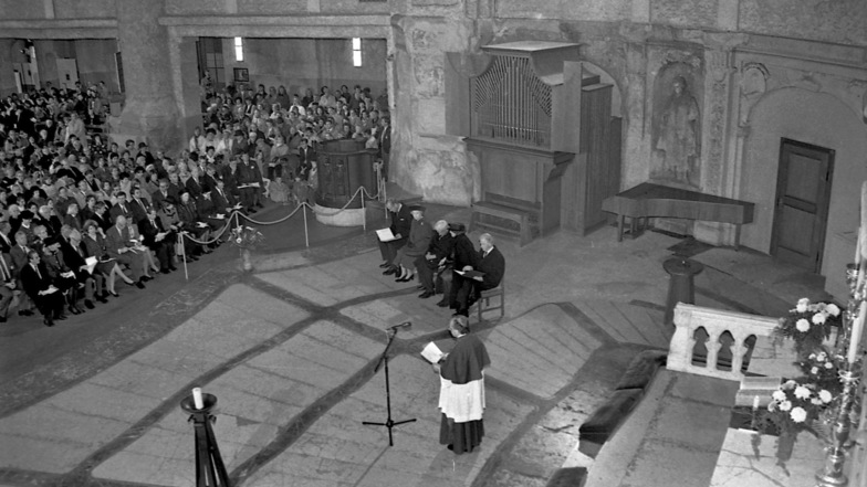 1992 findet in der Dresdner Kreuzkirche ein Gedenk- und Versöhnungsgottesdienst statt. Mit dabei die Queen, Gemahl Prinz Philip Herzog von Edinburgh Bundespräsident Richard von Weizsäcker, Ingrid Biedenkopf, Sachsens Ministerpräsident Kurt Biedenkopf.