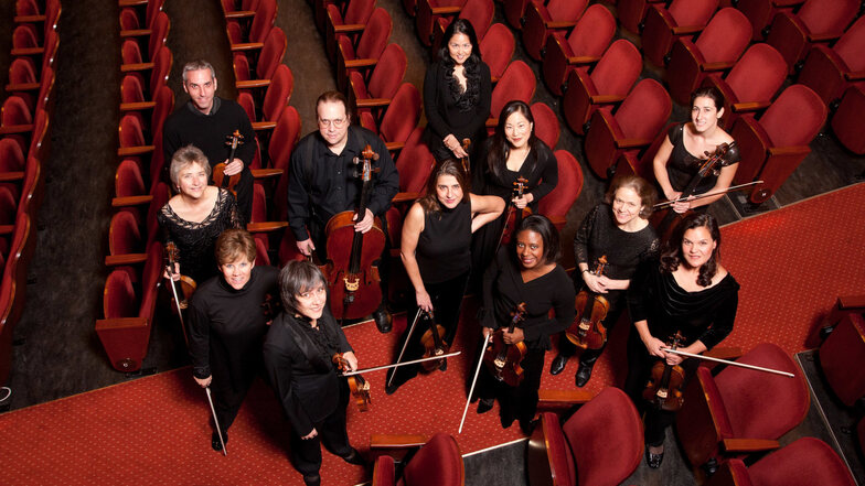Das New Century Chamber Orchestra San Francisco spielt in der Frauenkirche Dresden auf.