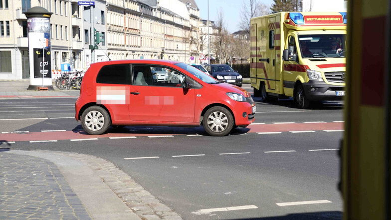 An der Schandauer Straße ist am Mittwochmittag ein Radfahrerin von einem Auto erfasst worden.