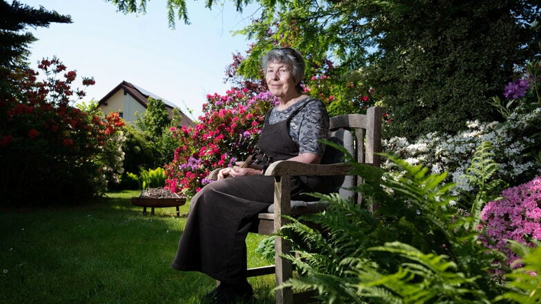 Hella Müller sitzt in ihrem Garten im Dresdner Stadtteil Weißig.