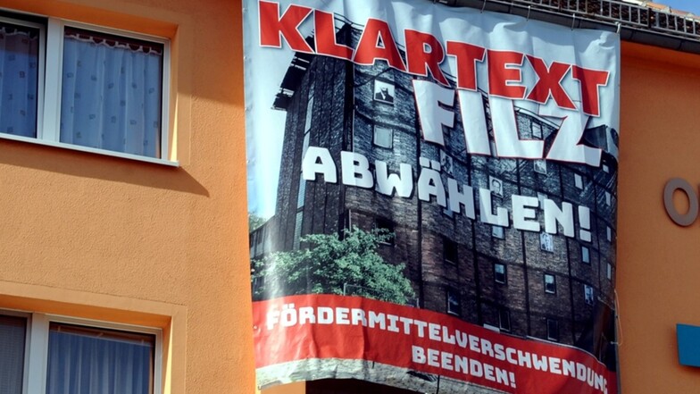 Dieses Plakat hängt an der Ecke Schmiedestraße/Muskauer Straße. Die Urheber des Plakats sind bislang unbekannt.