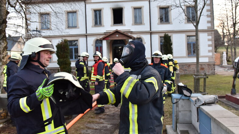Die Feuerwehren aus Fürstenau, Geising und Löwenhain eilten zum Unfallort.