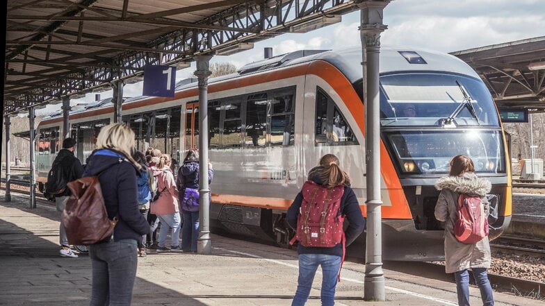 Ein Trilex-Zug musste jetzt länger als geplant am Bahnhof in Bischofswerda halten. Grund dafür war ein ungewöhnlicher Bundespolizei-Einsatz.