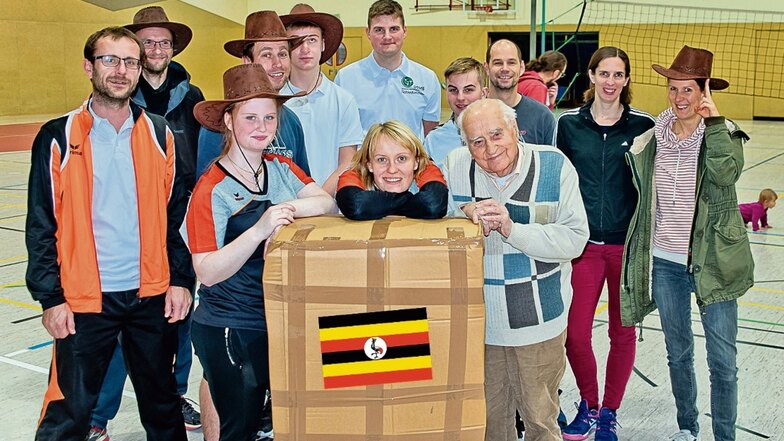 Im Dezember schickten die Shatterhands das Paket los mit Spenden für die Volleyballmannschaften von Urthur Ssalabwa, der Gastspieler bei den Radebeulern war.