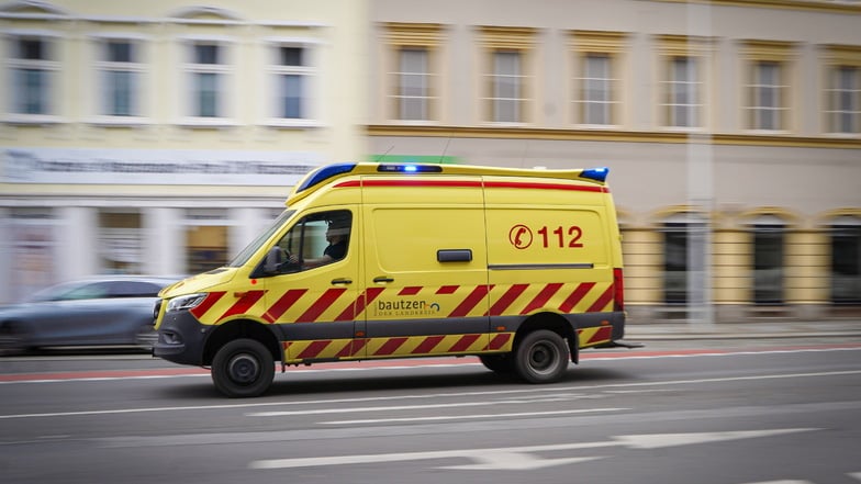 Ein Rettungsdienst brachten einen schwer verletzten E-Bike-Fahrer nach einem Unfall in Bautzen in ein Krankenhaus.